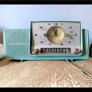Retro/vintage mid-century GE clock radio
